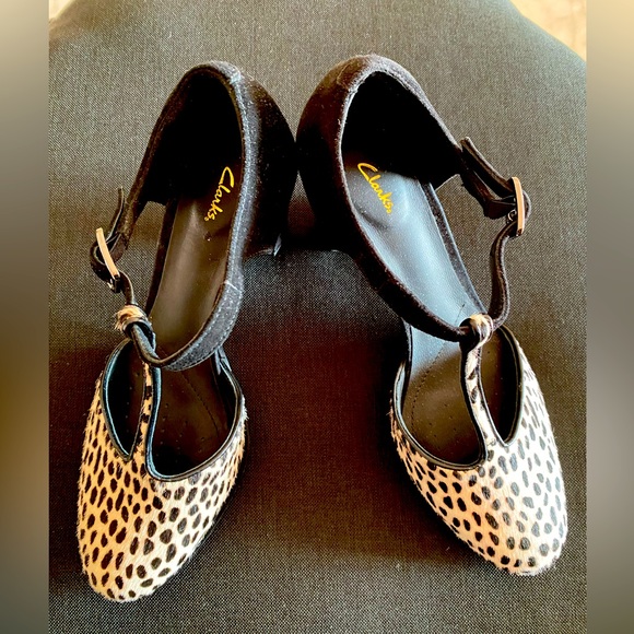 Animal print fur and black suede pump. - Picture 1 of 3